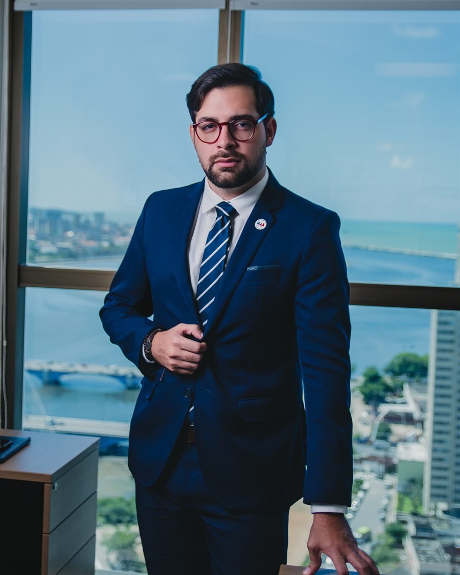 Humberto Aragão Neto em escritório com vista para Recife